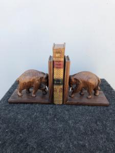 Coppia di fermalibri in legno di palissandro raffiguranti elefanti.