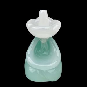 Figur einer sitzenden mexikanischen Figur mit Sombrero aus schwerem milchig-grünem Glas. Archimede Seguso. Murano.