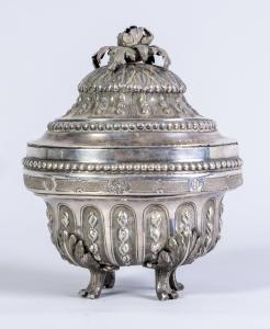 Straordinaria zuccheriera Luigi XVI in argento sbalzato e cesellato, Torretta Genova 1792