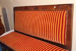 Piccolo divano in legno di noce, Siena XIX secolo  L’altezza 110 cm, la larghezza 160 cm e lo spessore 43 cm