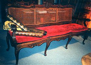 Venezianisches Sofa aus Nussbaum mit Rohrgeflecht