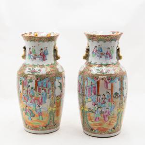 Coppia di Vasi cinese Canton famille-rose, XIX/XX secolo, Pair of Chinese Canton Famille Rose vases, 19th/20th century