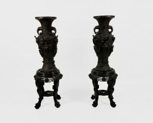 Par de grandes vasos de bronze escurecido, Japão, século XX