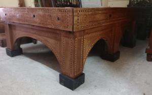 Mesa de bilhar embutida e com filamentos do início de 1800 estilo império. 316 comprimento x 174 profundidade.