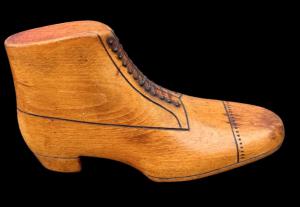 Modellino di scarpa in legno di noce.