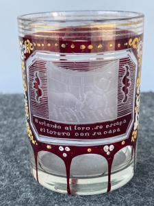 Verglaster und geschliffener Glasbecher mit emaillierten Details und gravierter Stierkampfszene. Böhmen.
