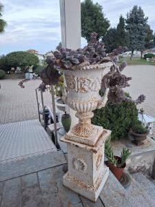 Vaso in ghisa con piedistallo