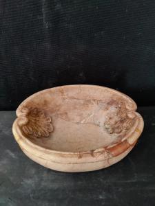 Deliziosa acquasantiera ovale in marmo breccia - 35 x 25 cm