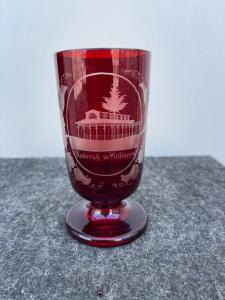 Böhmisches, überfangenes Glas mit Mühlstein-Dekor auf einer Medaille, die Architekturen und Weinreben darstellt.