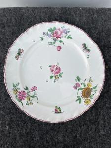 Pair of third-fire majolica plates with floral decorations. Geminiano Cozzi manufacture. Venice.