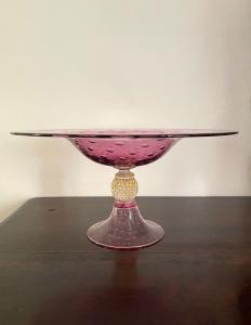 Coppa centrotavola in vetro con inclusioni a bolle e foglia oro sul fusto globulare zigrinato.Barovier e Toso.Murano.