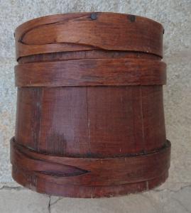 Wunderschöner Holzbehälter zur Aufbewahrung von Lebensmitteln