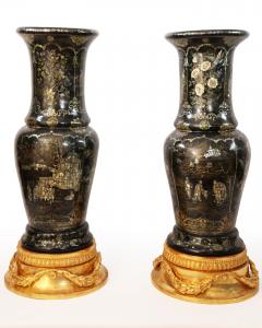 Coppia di vasi in porcellana, intarsi in madreperla e montature in metallo dorato, Cina, Dinastia Qing, 1644-1911, fine XIX secolo