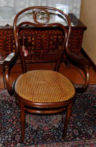 Pratica e rara poltroncina da scrivania Thonet integra. Austria 1870 c.a. In faggio massello curvato a vapore.