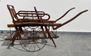 Doppelsitziger Kinderwagen aus dem 19. Jahrhundert