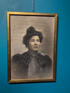 Antico splendido ritratto a carboncino su carta, dama stile Liberty 1920, 81x58cm. Di grande qualità realizzativa.