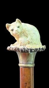 Stock mit Hirschhorngriff, der eine spielende Katze darstellt.