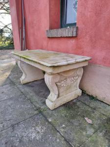  Coppia di panchine in pietra gallina francese - 123 x 58 cm