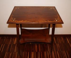 Antico tavolino inglese del 1800 stile Liberty in mogano