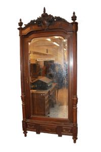 1-door wardrobe with Louis XVI style mirror from the late 1800s, made of walnut with a carved crest.