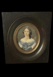 Miniatura su avorio raffigurante figura femminile