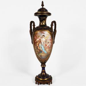 Vaso Francese nello stile di Sèvres, montatura in bronzo dorato. Dipinti firmati Poitevin. Fine XIX secolo