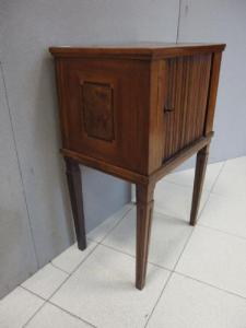 MESINHA DE CABECEIRA LUÍS XVI EM NOGUEIRA COM FILETES, INÍCIO DO SÉCULO XIX, 50x36x80 cm