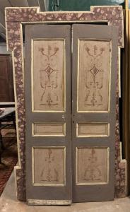 PTL321 - Porta lacada, com moldura efeito mármore falso, época de 1700, luz cm L 108 x A 210