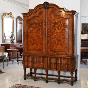 Trumeau holandês de duas portas com incrustações de motivos florais, início de 1800.