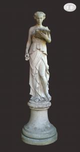 STATUE MIT STEINSOCKEL