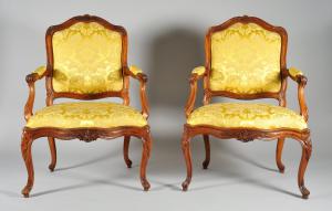 Satz von vier Louis XV Sesseln aus geschnitztem Nussbaum, Genua Mitte des 18. Jahrhunderts