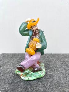 Glasskulptur eines sitzenden Charakters mit Weinflasche. Böhmen.