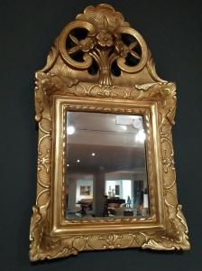 Piccola specchiera italiana del 1800 in legno dorato ed intagliato