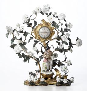 Uhr aus vergoldeter Bronze mit floralen Motiven, Frankreich, Ende 18. - Anfang 19. Jahrhundert