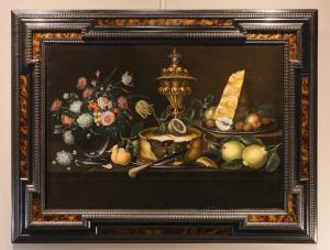 Pittore fiammingo del XVIII secolo, Natura morta con fiori e frutta, una torta, una calice prezioso e del formaggio