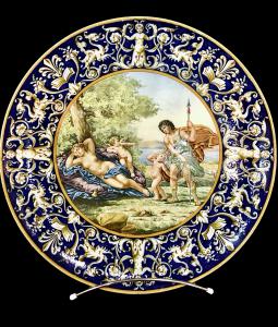 Grande prato em cerâmica com decoração historiadas e rafaelescas. Ginori.