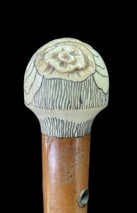 Stock mit einem Elfenbeingriff mit gravierten Lotusblumenmotiven im Flachrelief.