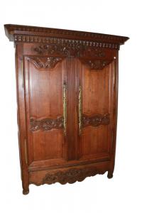 Geschnitzter 2-türiger Schrank im Normandie-Stil
