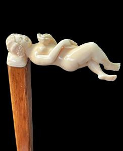 Stock mit erotischem Elfenbeingriff, der eine liegende weibliche Figur darstellt.