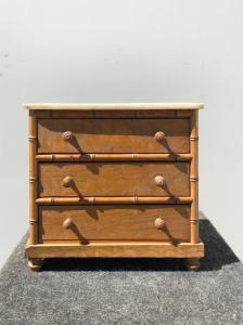 Modellino di casssettone in legno dolce con dettagli in bambu’e piano di marmo.