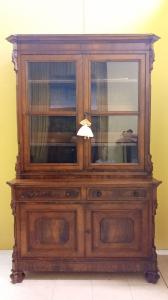 Vetrina, libreria o credenza con alzata a doppio corpo. 230 h x 145 l x 56 p.