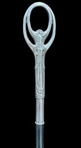 Bastone con pomolo in argento e canna in legno ebanizzato.