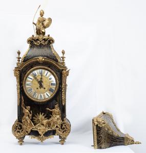 Orologio antico Cartel in stile Boulle appartenente al periodo Napoleone III di seconda metà ottocento.