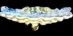 Vaso centrotavola in maiolica a forma di conchiglia con decoro a motivi floreali e insetti.Mamifattura di Angelo Minghetti.Bologna.
