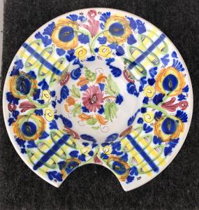 Majolica shaving dish with floral decorations. Spain.