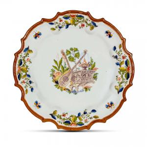 VENDUTO piatto in maiolica , manifattura Antonibon , con strumenti musicali XVIII secolo