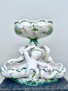 Grande centrotavola-candeliere in maiolica trilobata con putti e conchiglie,decoro stile Bassano ‘al ponticello’.Manifattura Cantagalli,Firenze.