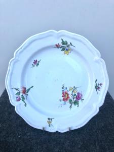 Porcelain plate with floral decoration. Doccia-Ginori Manufacture.