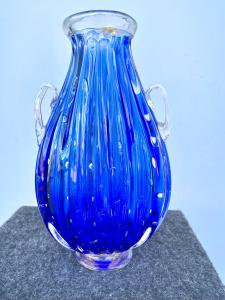 Vaso in vetro pesante sommerso a due manici con inclusioni a bolle e foglia oro.Firma Barovier & Toso.Murano.
