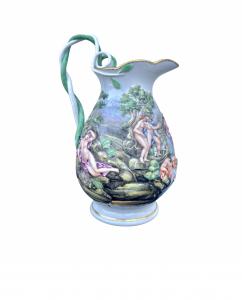 Leiteira - jarro de porcelana com decoração em baixo-relevo historiado, policromia e alça com motivo vegetal entrelaçado. Fabricação Doccia Ginori.